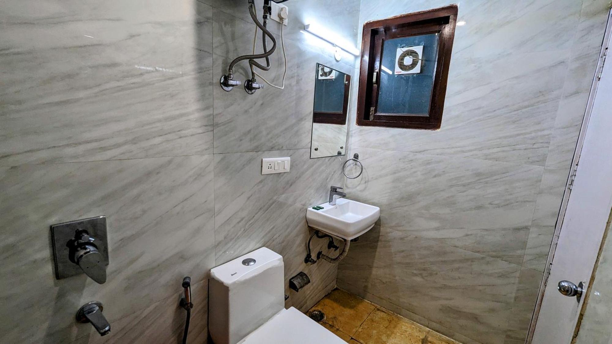 Hotel Moon Taj Near Yashobhoomi Convention Centre Delhi  Dış mekan fotoğraf